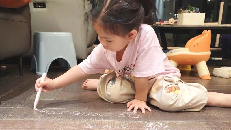 熊孩子趴地搞藝術(shù),家里地板變畫(huà)布!媽媽?zhuān)盒液卯?dāng)初買(mǎi)的是天格